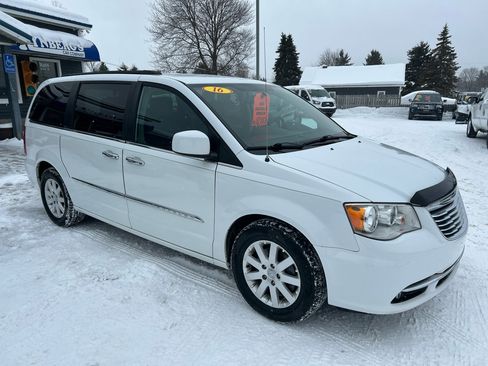 Used 2016 Chrysler Town & Country Touring w/ Driver Convenience Group image 5