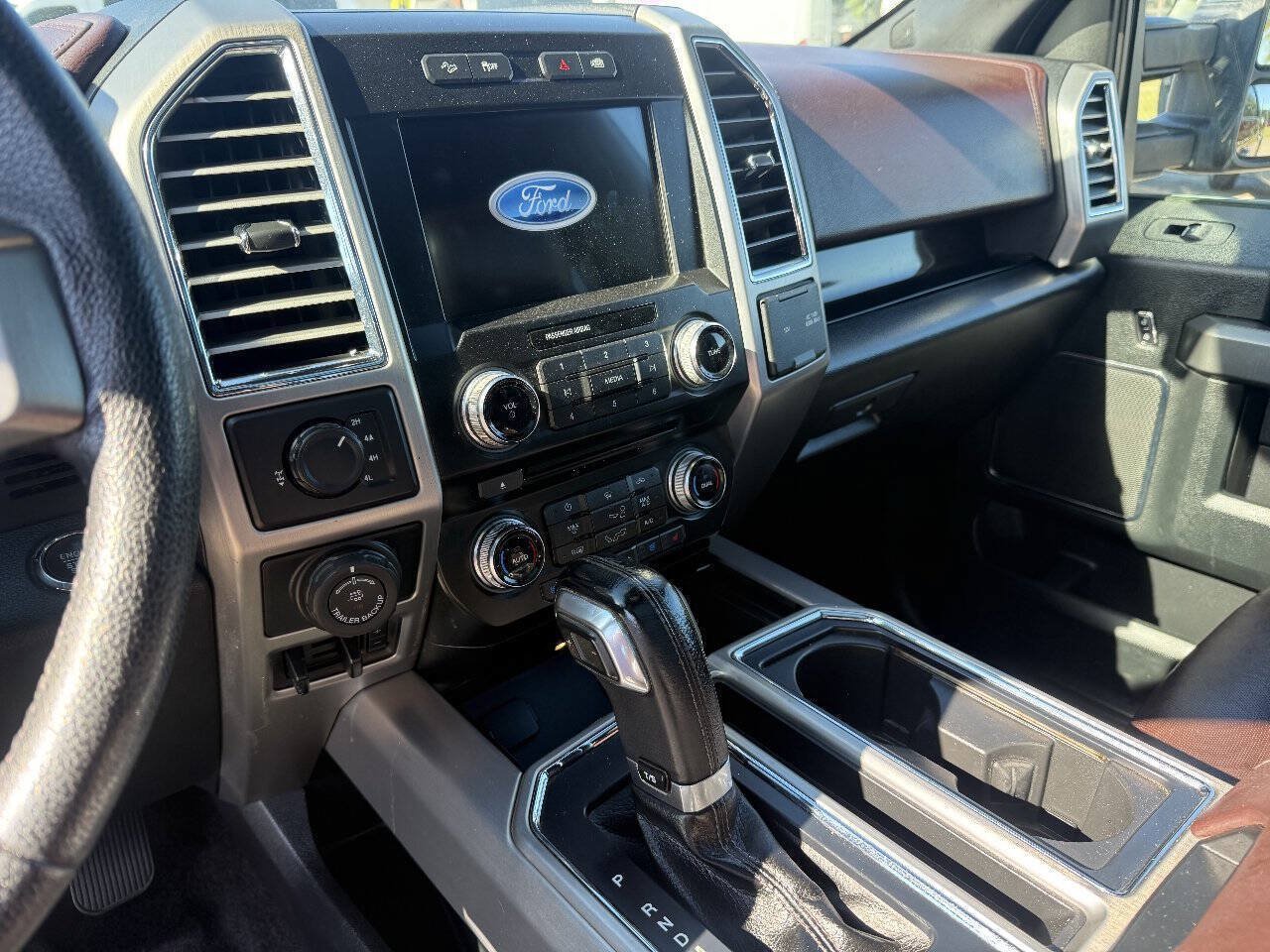 Used 2016 Ford F150 Platinum w/ Equipment Group 701A Luxury AWD/4WD image 4