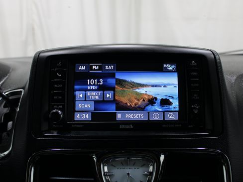 Used 2014 Chrysler Town & Country S FWD image 14