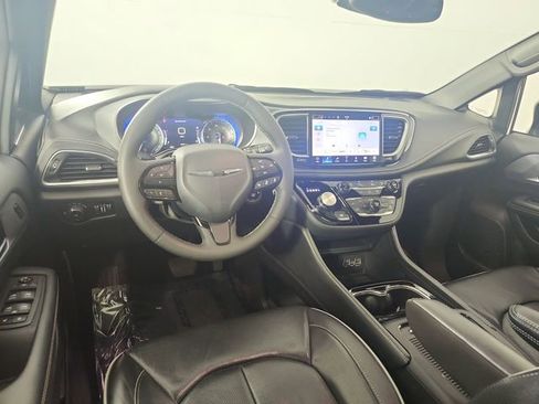 Used 2025 Chrysler Pacifica Limited FWD image 24