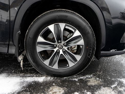 Used 2025 Toyota Highlander XLE image 11