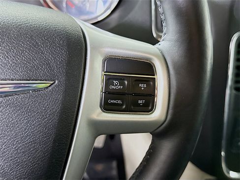 Used 2014 Chrysler Town & Country Touring-L w/ Driver Convenience Group image 22