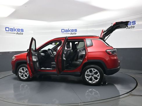 Used 2025 Jeep Compass Latitude w/ Sun & Sound Group AWD/4WD image 58