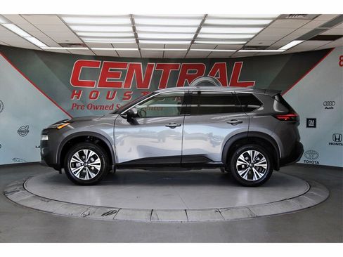 Certified 2021 Nissan Rogue SV image 3