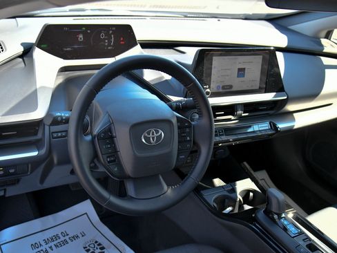 Used 2025 Toyota Prius LE image 14