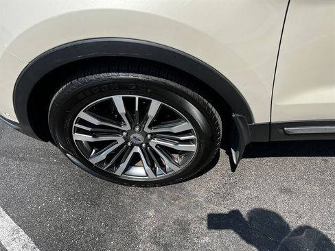Used 2018 Ford Explorer Platinum AWD/4WD image 14