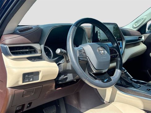 Used 2020 Toyota Highlander Limited image 9
