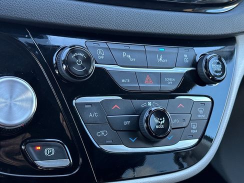 Used 2024 Chrysler Pacifica Touring-L image 22