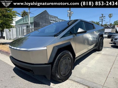 Used 2024 Tesla Cybertruck AWD Crew Cab image 3
