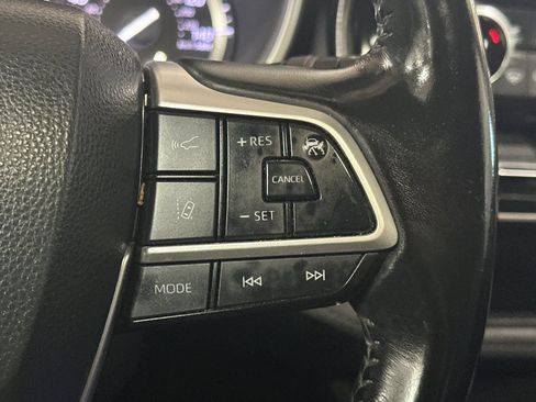Used 2022 Toyota Highlander XLE AWD/4WD image 38