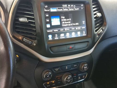Used 2016 Jeep Cherokee Latitude w/ Comfort/Convenience Group AWD/4WD image 34