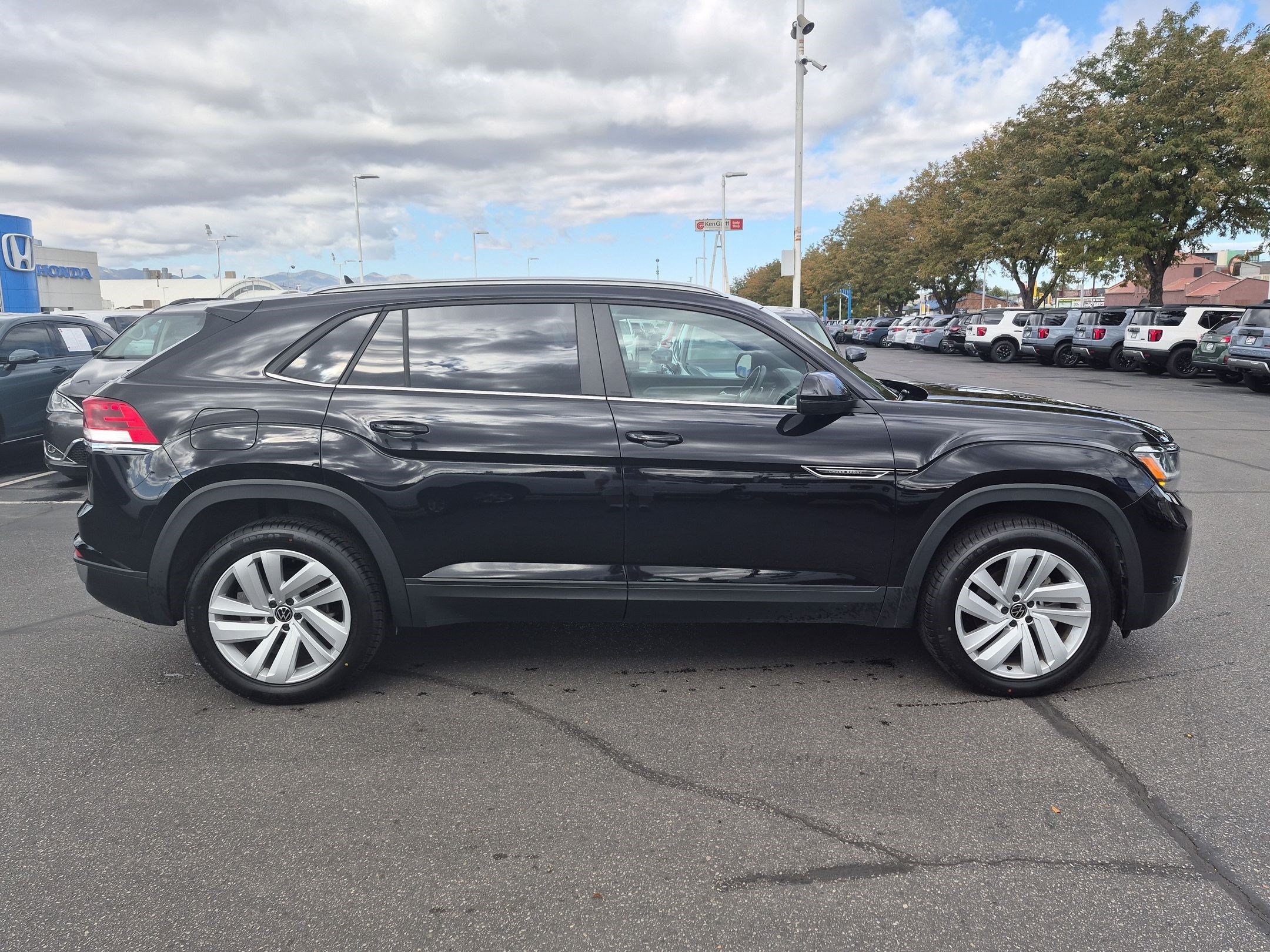 Used 2021 Volkswagen Atlas Cross Sport SE AWD/4WD image 2