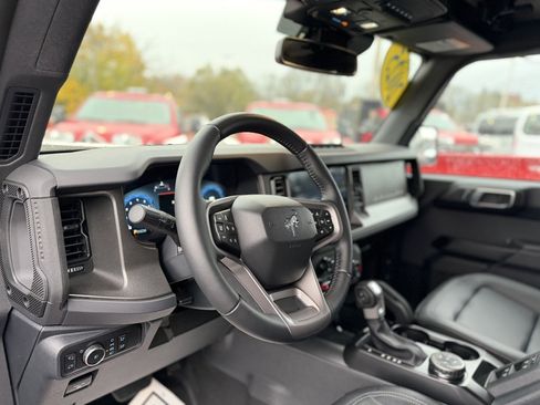 Used 2025 Ford Bronco Badlands image 12