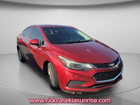 Used 2017 Chevrolet Cruze LT w/ Convenience Package FWD image 3