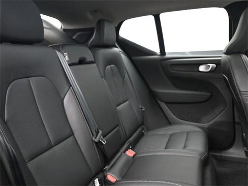 Used 2025 Volvo XC40 B5 Plus image 31