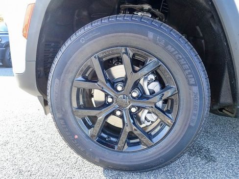 New 2025 Jeep Grand Cherokee Altitude image 9