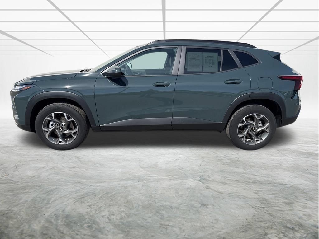 Used 2025 Chevrolet Trax LT FWD image 2