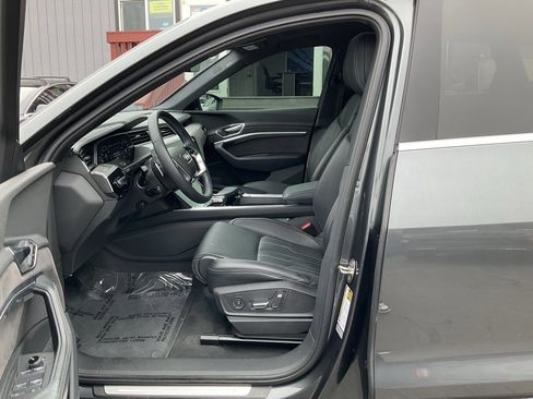Used 2019 Audi e-tron Prestige w/ Prestige Package image 14