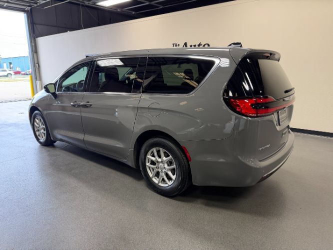 Used 2025 Chrysler Pacifica Select FWD image 2