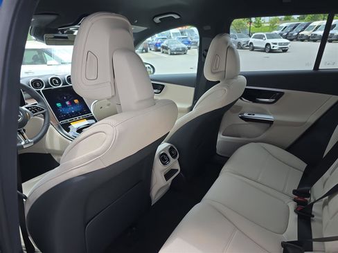 Used 2025 Mercedes-Benz GLC 300 4MATIC image 18