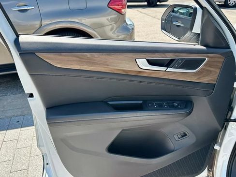 Used 2024 Volkswagen Atlas SE w/ Panoramic Sunroof Package FWD image 10