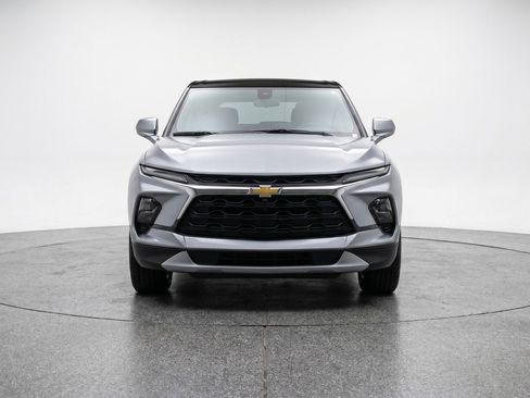 Used 2025 Chevrolet Blazer LT FWD image 2