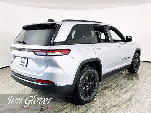 New 2025 Jeep Grand Cherokee Laredo image 6