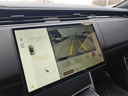 Used 2025 Land Rover Range Rover SE image 32