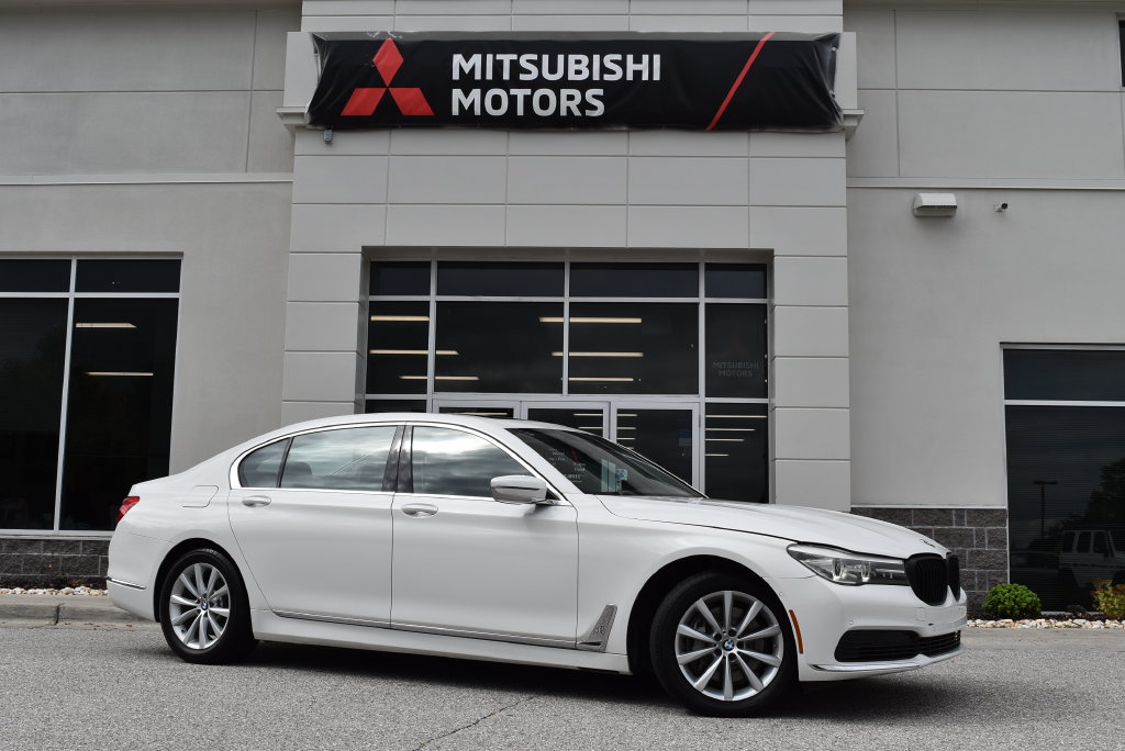 Used 2019 BMW 740i xDrive AWD/4WD image 1