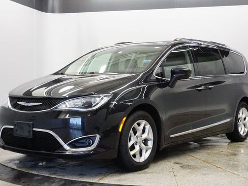 Used 2018 Chrysler Pacifica Touring-L Plus image 1