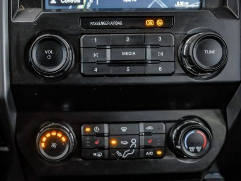 Used 2019 Ford F250 XLT w/ XLT Premium Package AWD/4WD image 24
