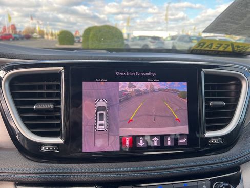 Used 2021 Chrysler Pacifica Touring-L image 23