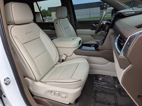 Used 2025 GMC Yukon Denali RWD image 16