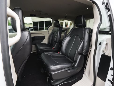 Used 2024 Chrysler Pacifica Limited FWD image 34