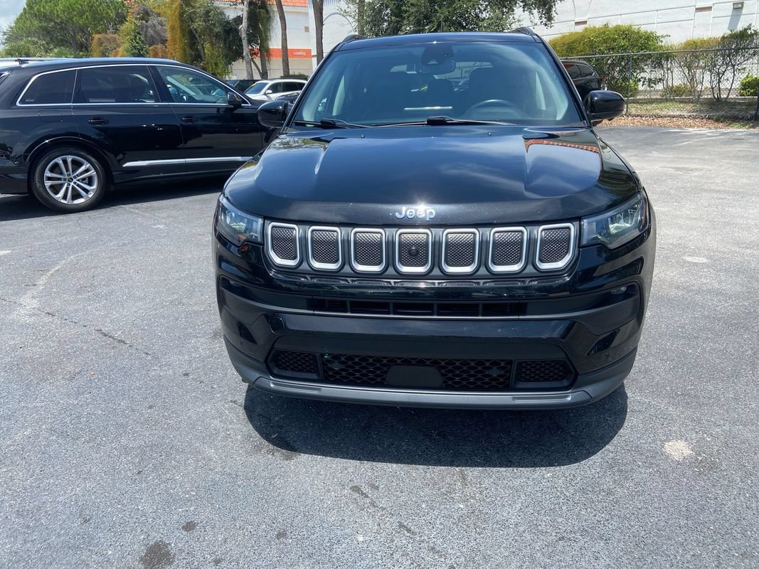 Used 2022 Jeep Compass Latitude w/ Sun and Sound Group AWD/4WD image 3