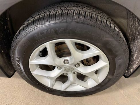 Used 2017 Chrysler Pacifica Touring-L w/ Tire & Wheel Group FWD image 9