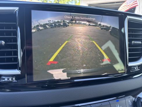 Used 2024 Chrysler Pacifica Touring-L FWD image 17