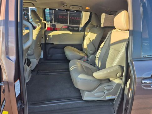 Used 2019 Toyota Sienna XLE image 12