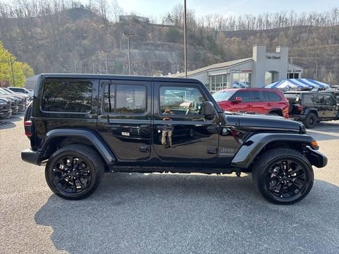Used 2025 Jeep Wrangler Unlimited Sahara w/ Safety Group AWD/4WD image 2