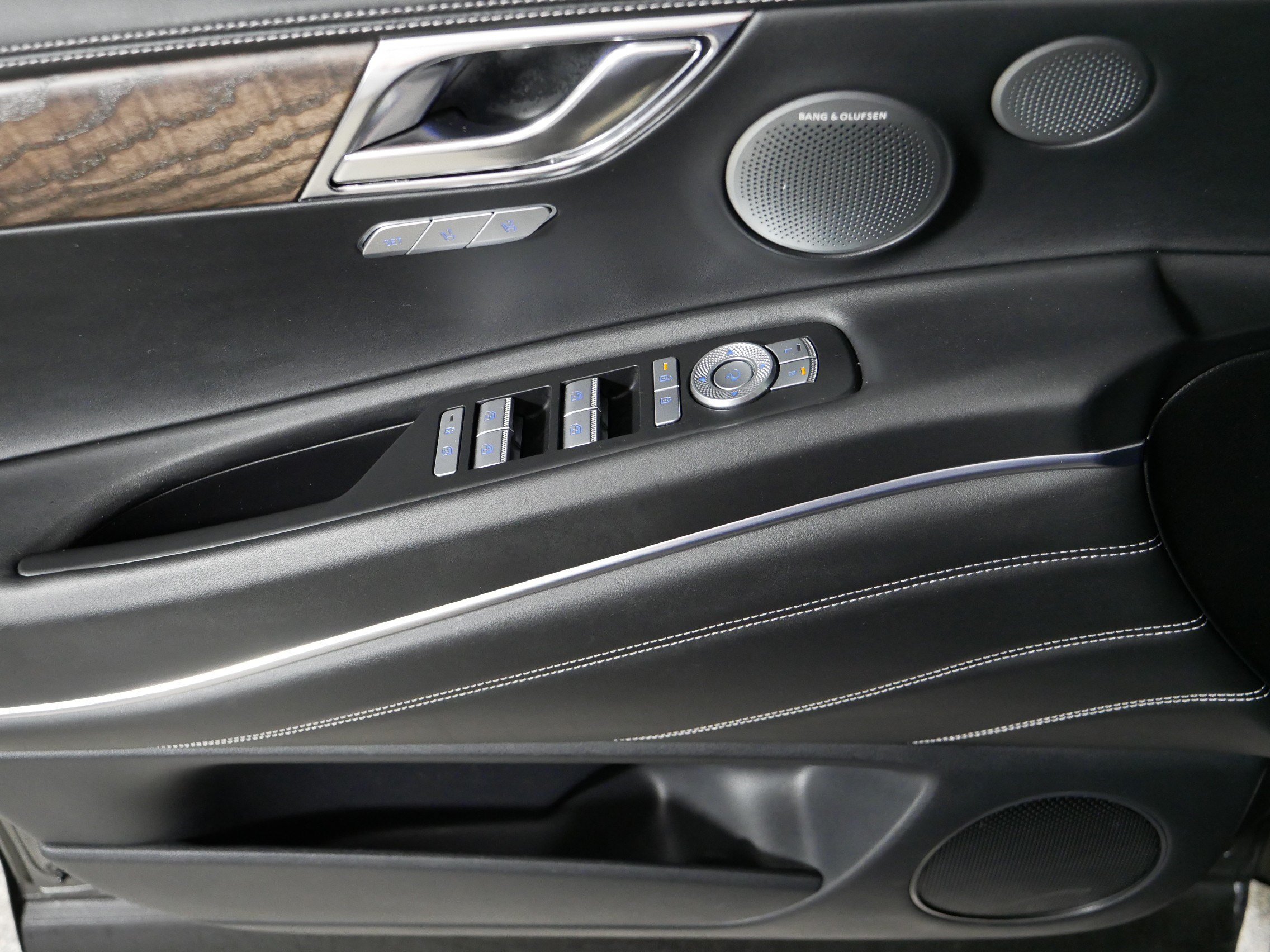 Certified 2025 Genesis GV80 3.5T Prestige AWD/4WD image 19