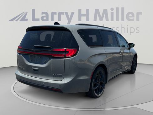 Used 2025 Chrysler Pacifica Limited FWD image 5