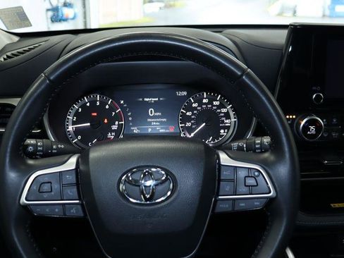 Used 2024 Toyota Highlander XLE AWD/4WD image 18