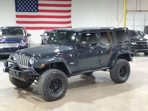 Used 2016 Jeep Wrangler Unlimited Sahara w/ Connectivity Group image 37