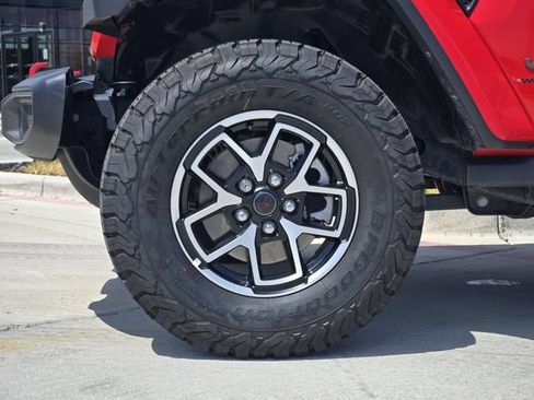 Used 2025 Jeep Wrangler Unlimited Rubicon w/ Convenience Group AWD/4WD image 7