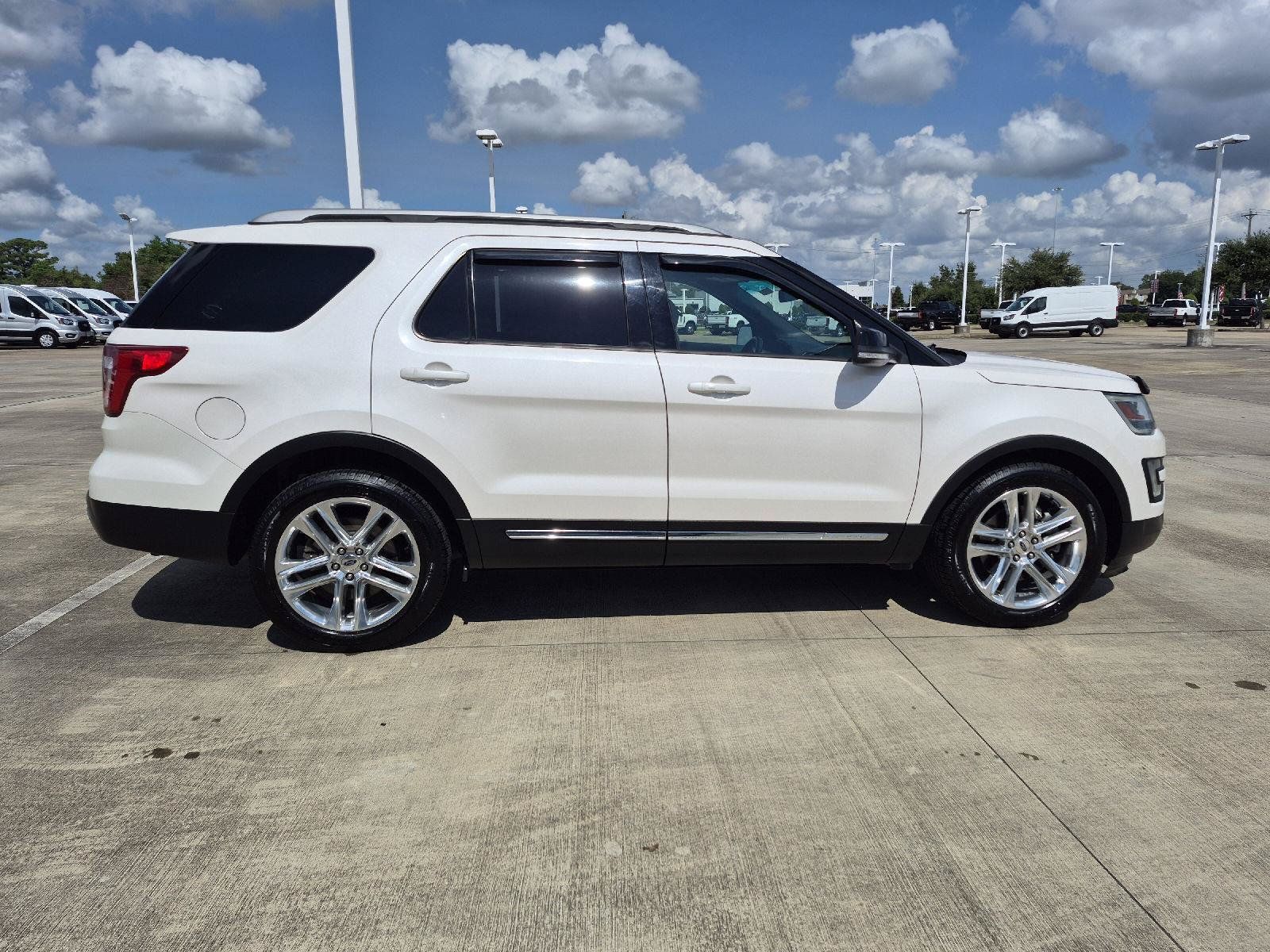 Used 2017 Ford Explorer XLT w/ Equipment Group 202A FWD image 15