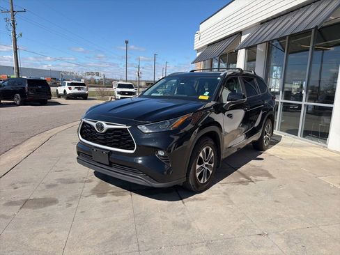 Used 2023 Toyota Highlander XLE image 11