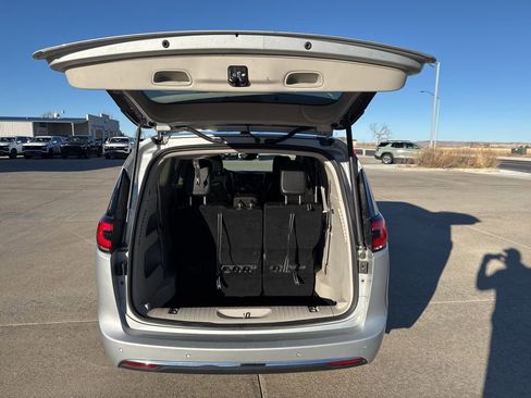Used 2024 Chrysler Pacifica Touring-L image 5