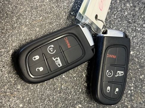 Certified 2020 Jeep Cherokee Limited AWD/4WD image 37