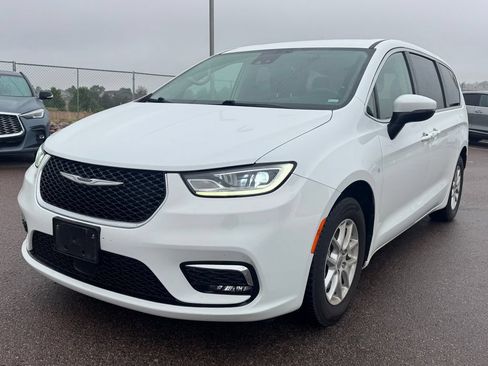 Used 2023 Chrysler Pacifica Touring-L FWD image 3
