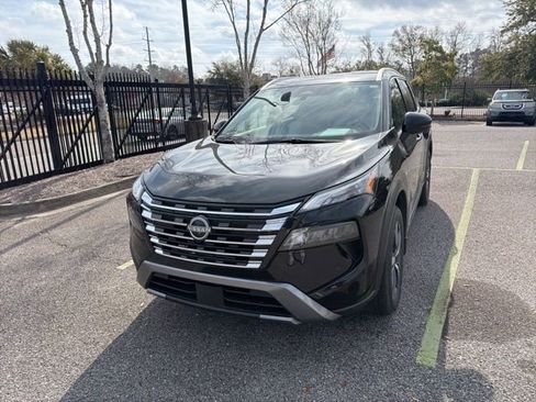 Used 2025 Nissan Rogue SL image 4